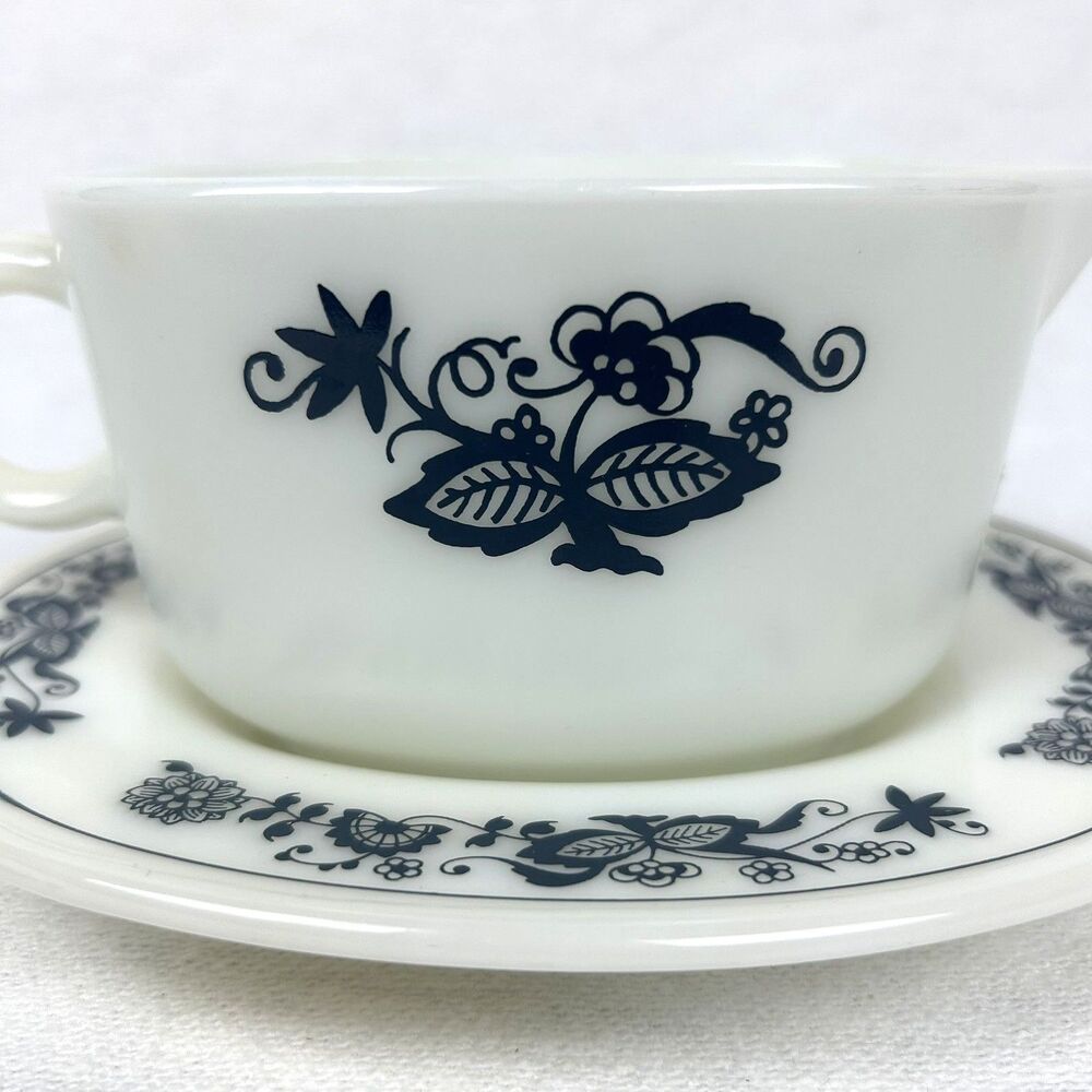 Vintage Pyrex Corning Old Town Blue Onion Milk Glass Gravy Boat & Underplate Set